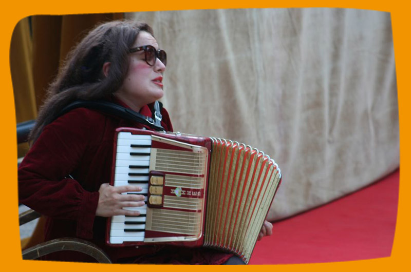 diaporama-accueil-cie-artiflette-famille-fanelli3 Spectacle La famille Fanelli de la Cie Artiflette