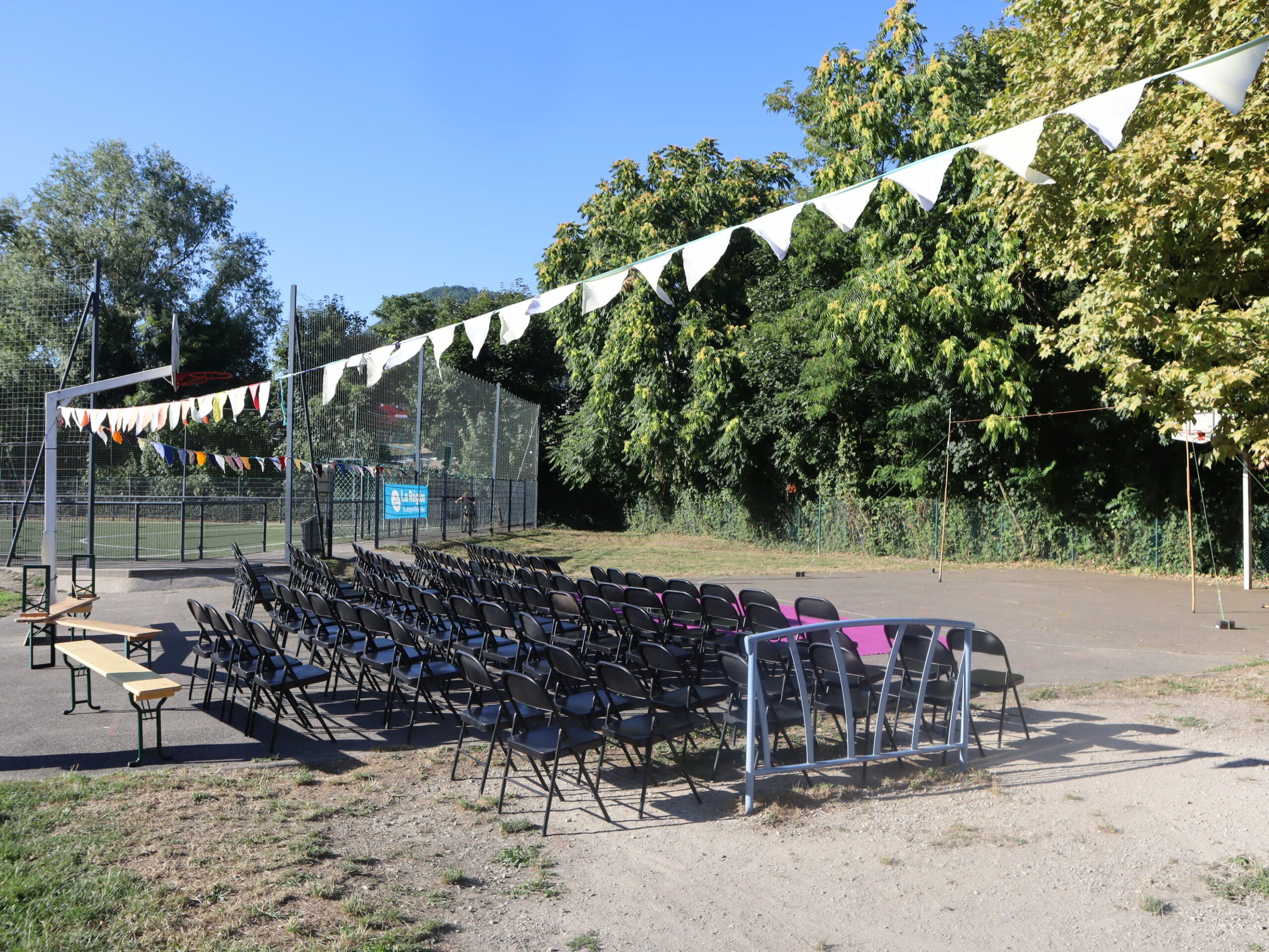 Ca s'installe pour Voiron tournées spectacles artiflette l'artishow à vélo